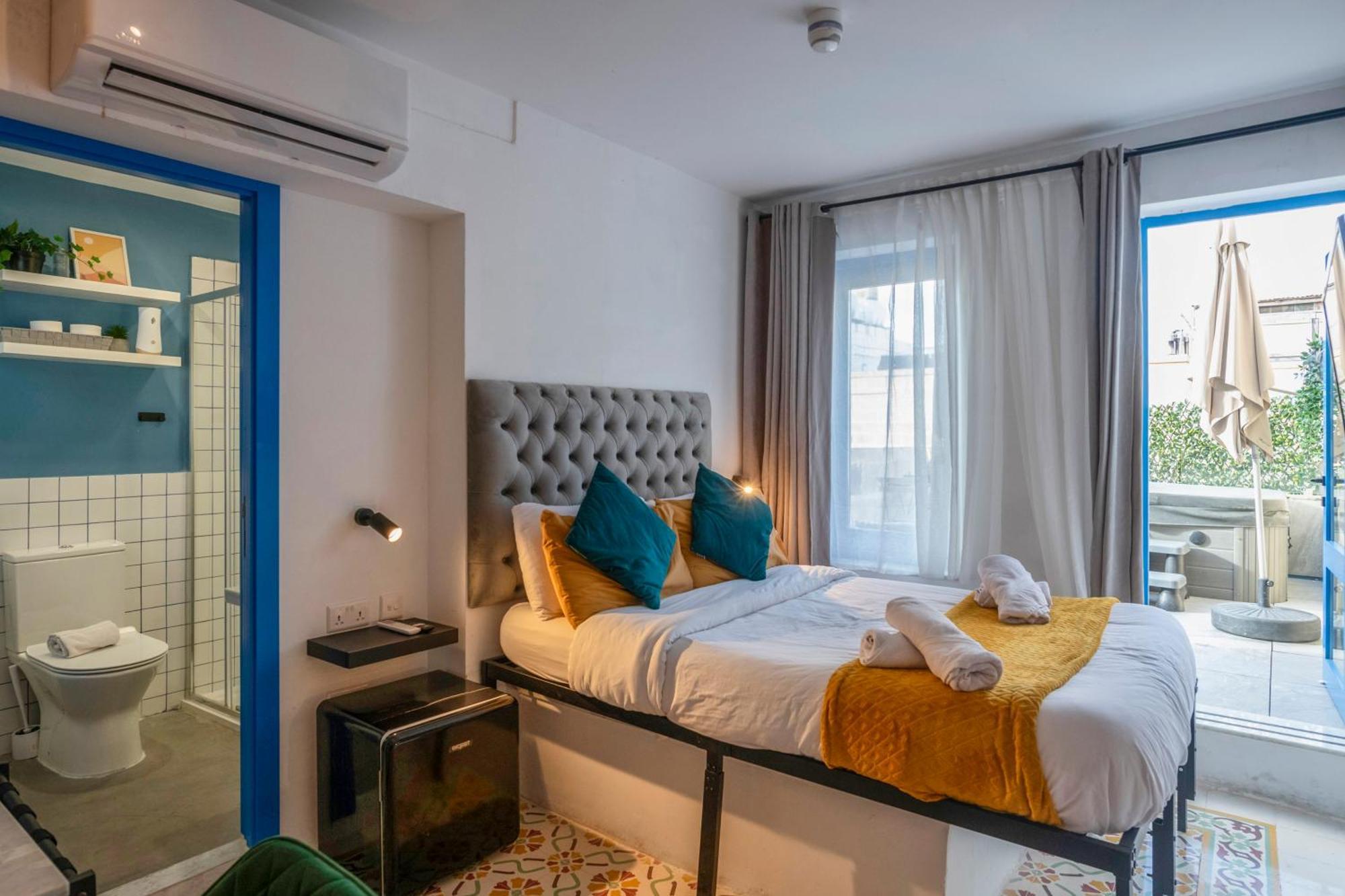 Mandera'S Boutique Suites & Dorms La Valette Extérieur photo