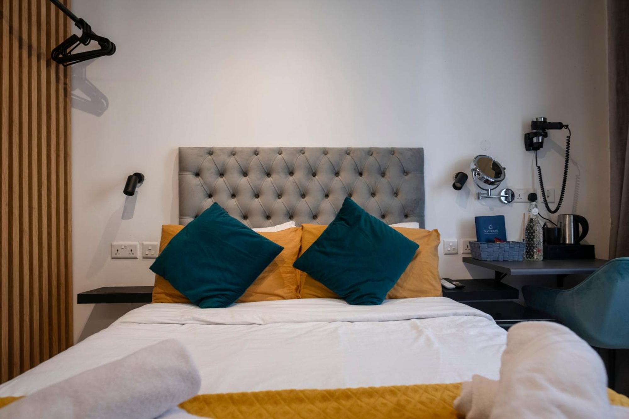 Mandera'S Boutique Suites & Dorms La Valette Extérieur photo