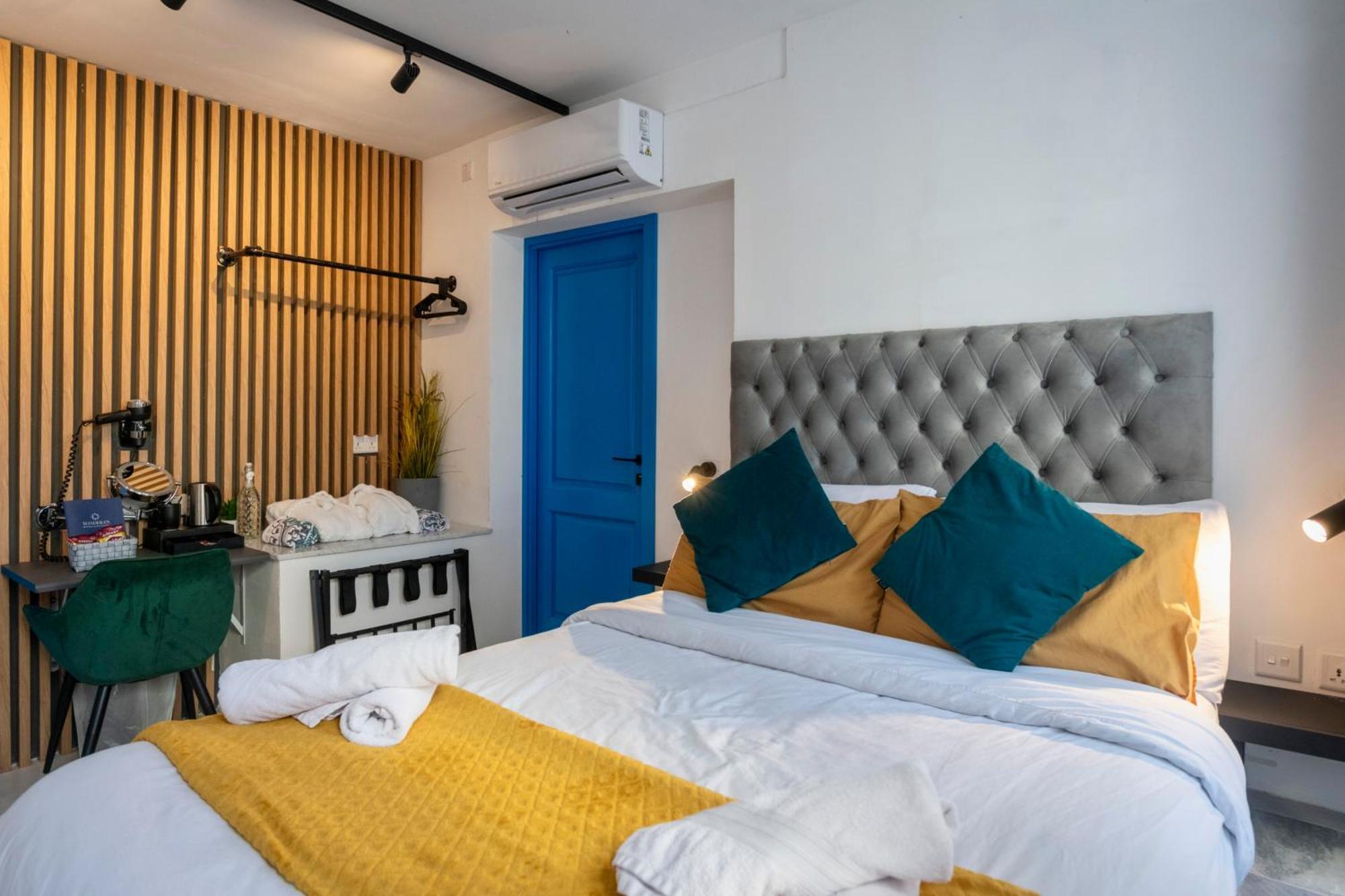 Mandera'S Boutique Suites & Dorms La Valette Extérieur photo